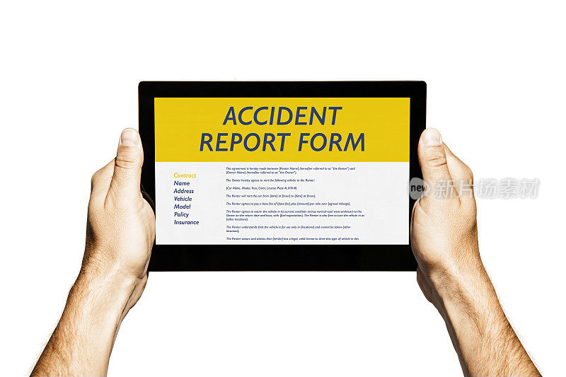 一名男子手持平板电脑，屏幕上显示着电子事故报告表格。