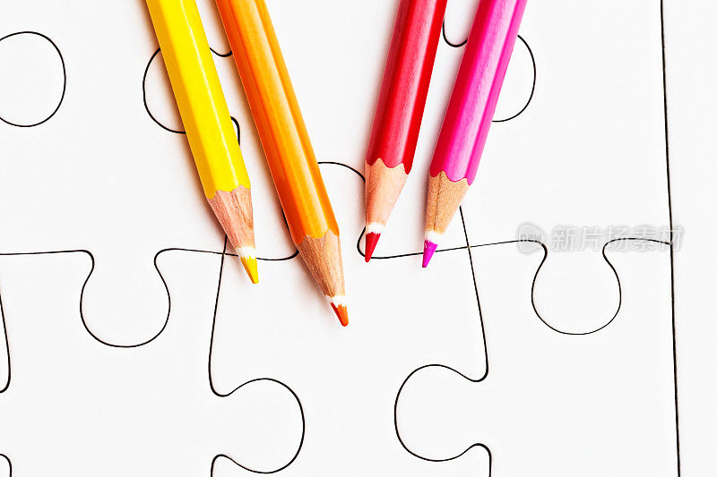 四支铅笔蜡笔准备在空白上创建拼图设计