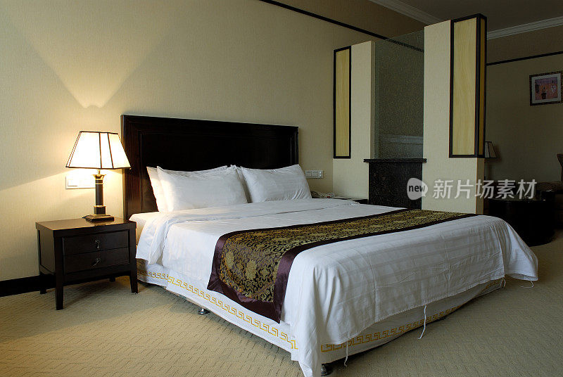 豪华酒店房间的床。