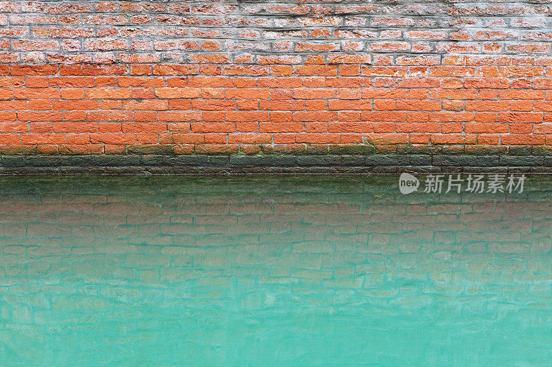 意大利威尼斯的运河砖墙和水纹理