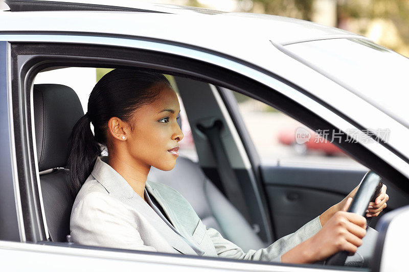 女商人开车