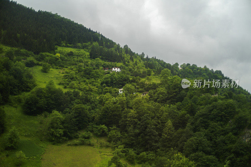 土耳其特拉布宗高山上的村庄房屋