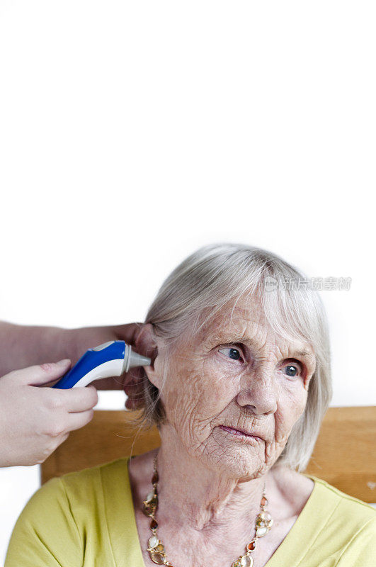 用耳部测量一位老年患者的体温