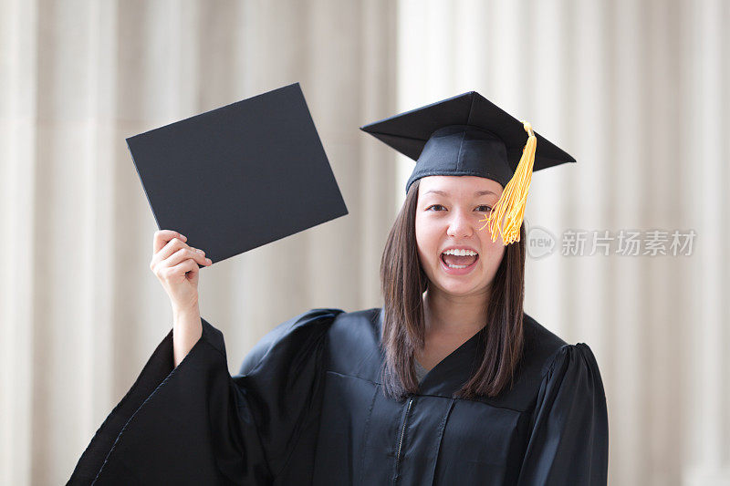 快乐毕业女学生持有文凭与副本空间水平