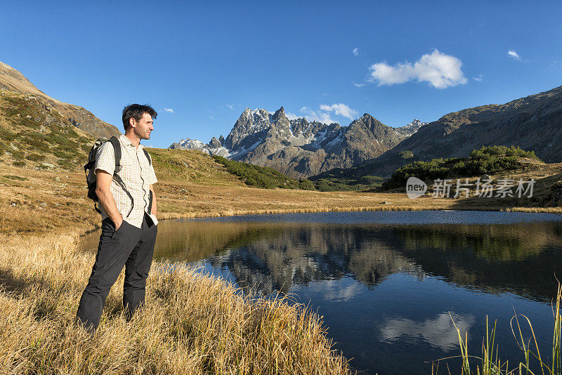 在山里徒步旅行的人