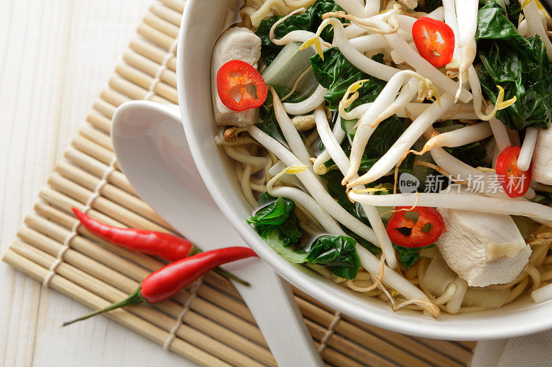 亚洲蒸馏:面条汤与鸡肉，豆芽和菠菜