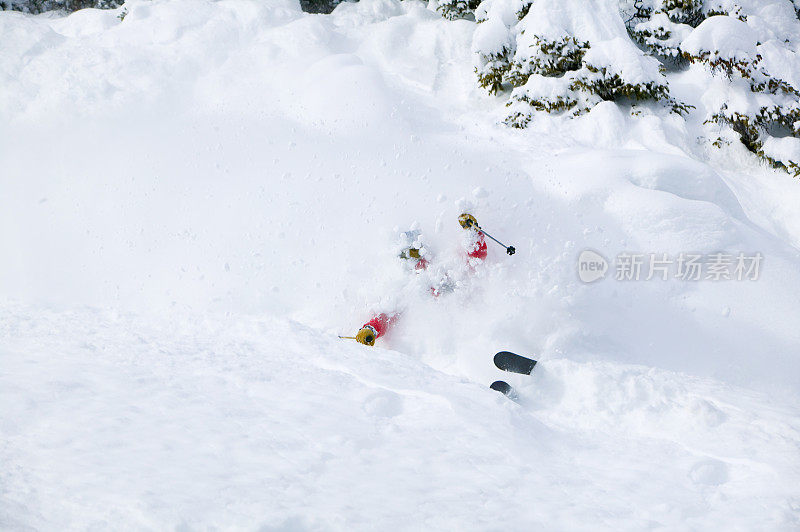 一名男子在厚厚的粉状雪中滑雪