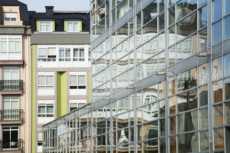 五颜六色的建筑反射在玻璃立面上。