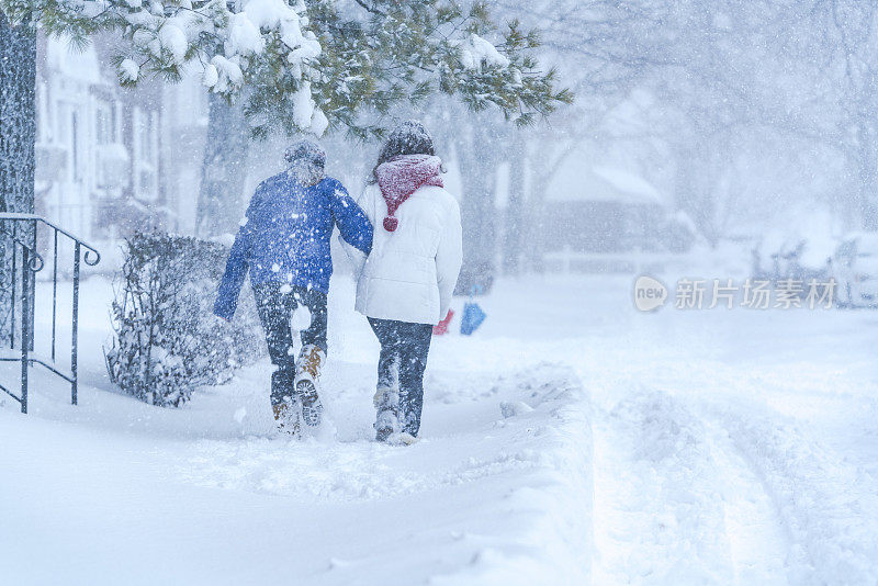 两个十几岁的女孩在下雪的街道上