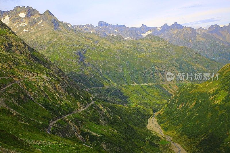 瑞士阿尔卑斯山脉景观，弯弯曲曲的山路，苏斯顿山岭