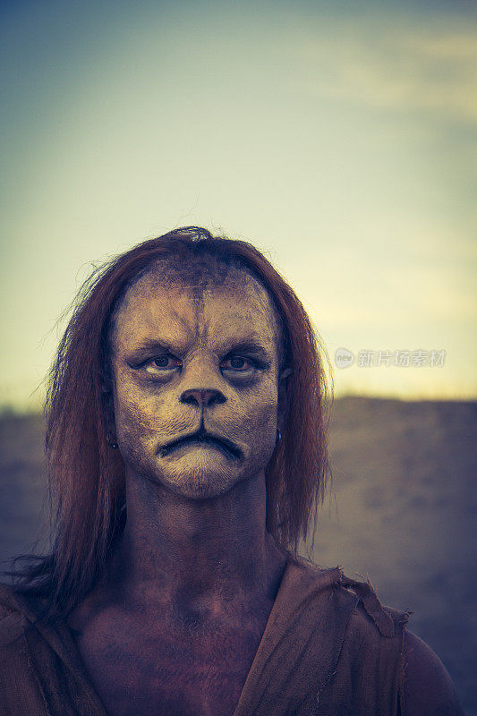 演员戴着狮子化妆摆姿势的沙漠