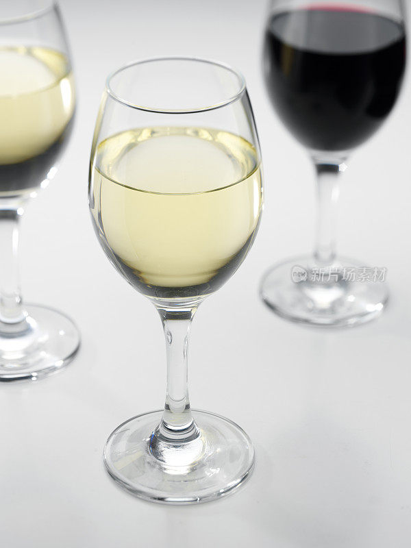 杯装白葡萄酒