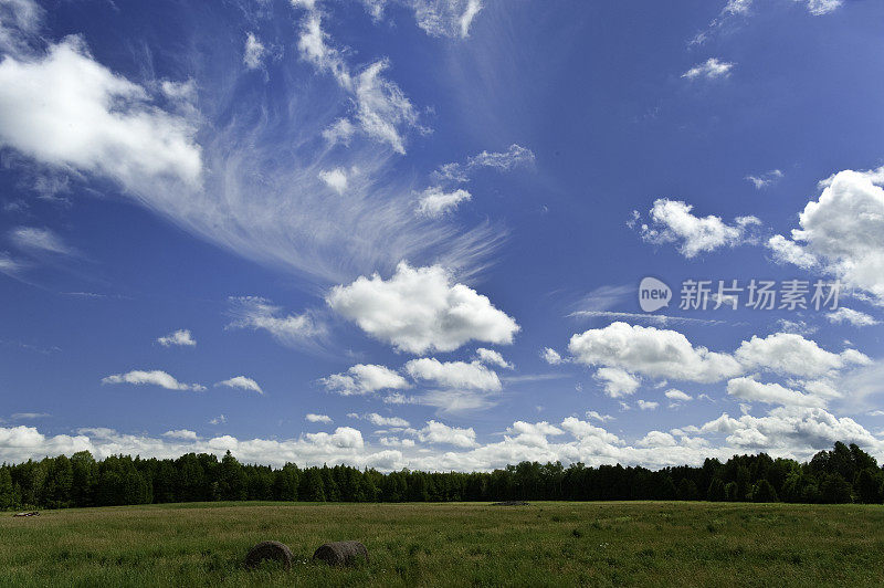 夏日田野上空的天空