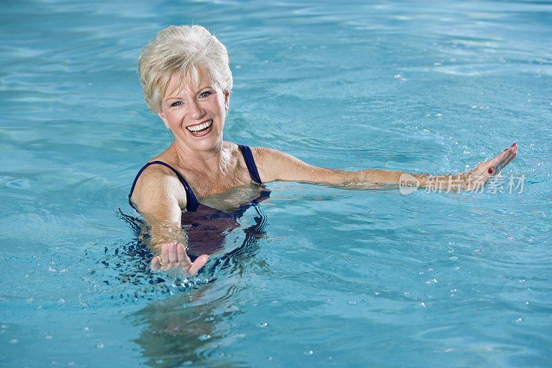 游泳池里活跃的老年妇女