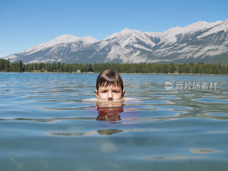 男孩淹没在山湖中