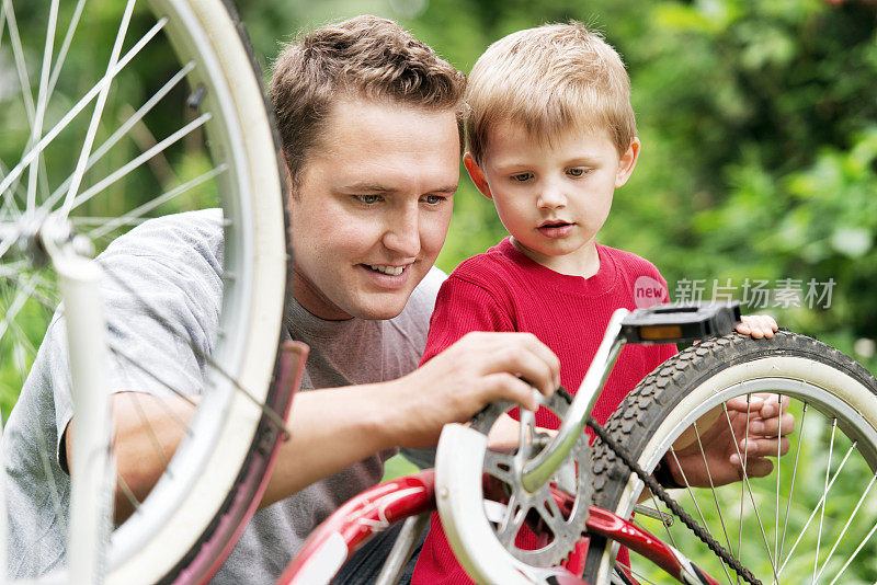 父亲和儿子正在修理自行车