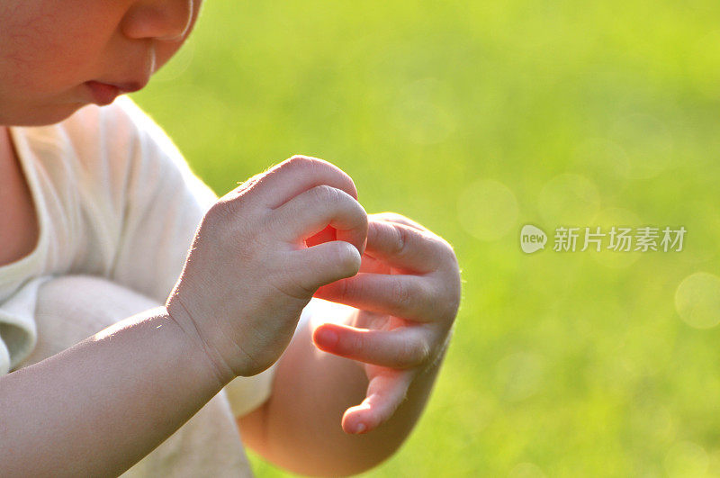 可爱的中国宝宝在草地上玩耍