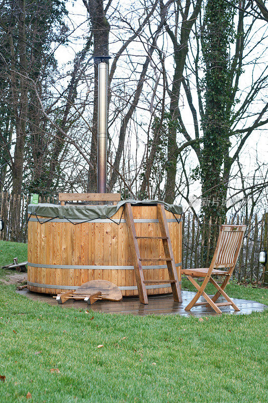 木制的热水浴缸和木制的椅子