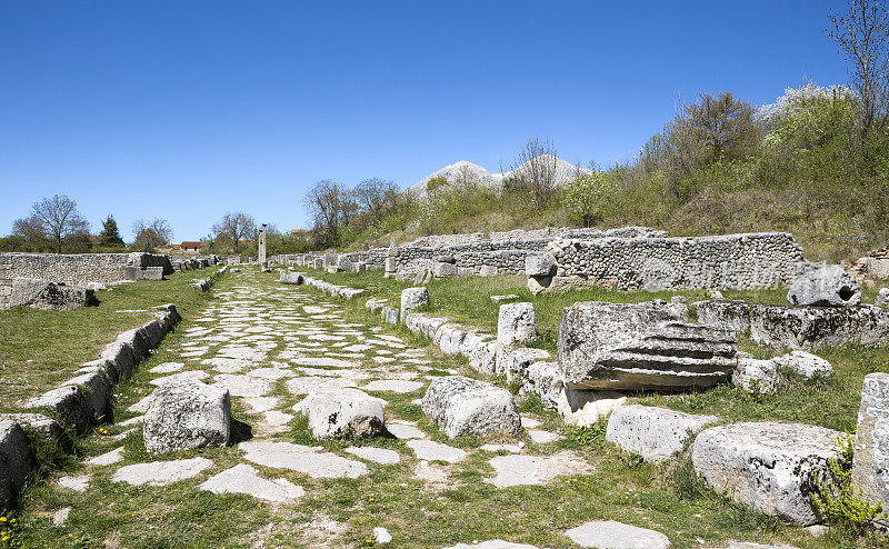 意大利阿布鲁奇的阿尔巴富肯斯，破碎的石柱和台阶