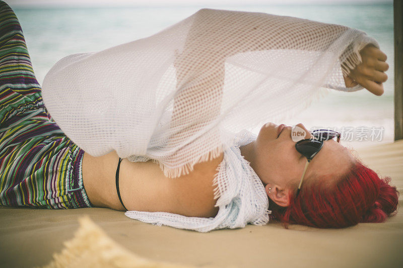 穿着夏装的女人望着天空和大海