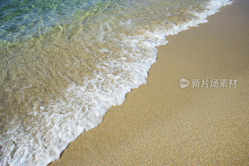 晶莹的波浪拍打着金色的沙滩