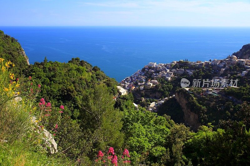 波西塔诺航空全景图，船只和蓝绿色的意大利阿马尔菲海岸