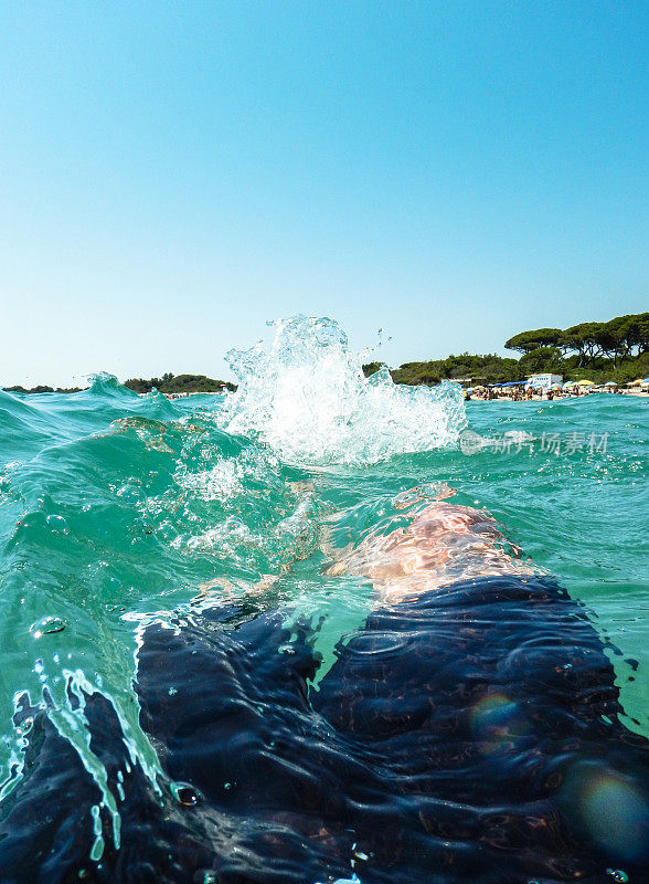 多索在海水上游泳