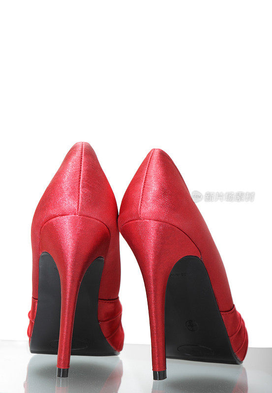 时尚的红色细高跟鞋在反光表面