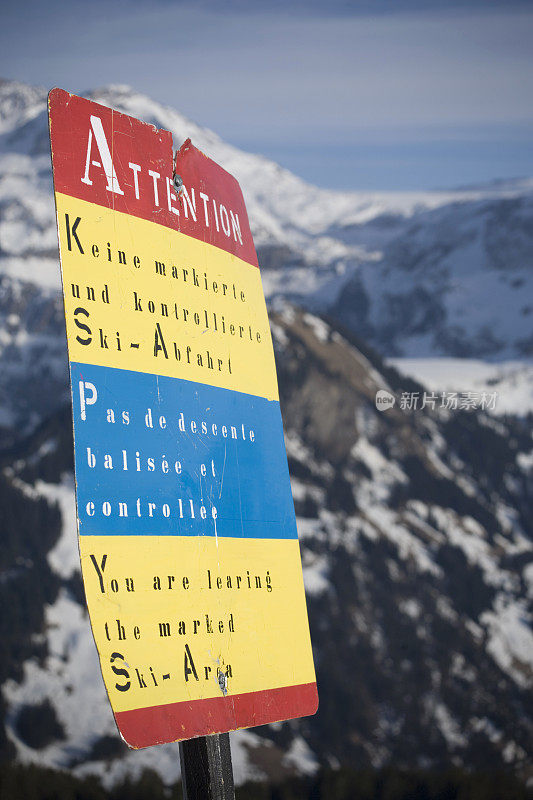 滑雪场边界的警告标志