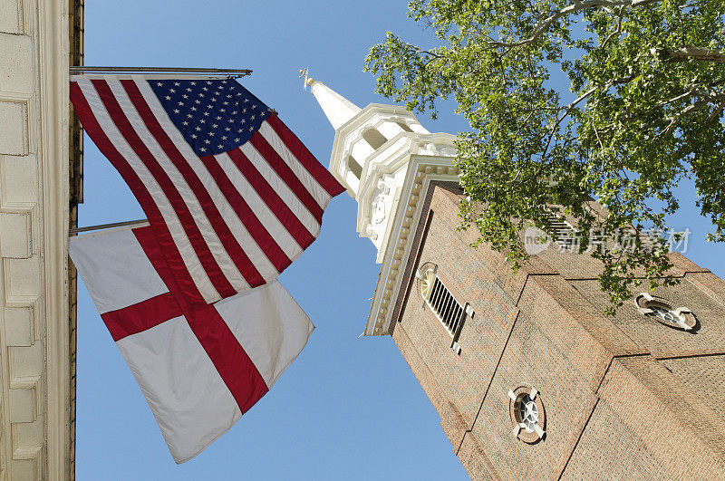 费城历史悠久的基督教堂，悬挂着美国和英国国旗