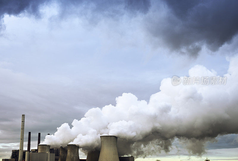 污染严重的发电厂和壮观的天空