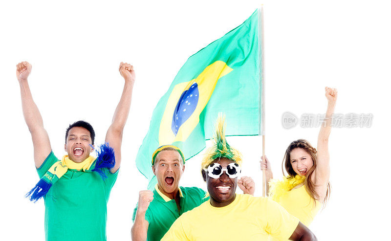 四名巴西体育迷挥舞着国旗欢呼