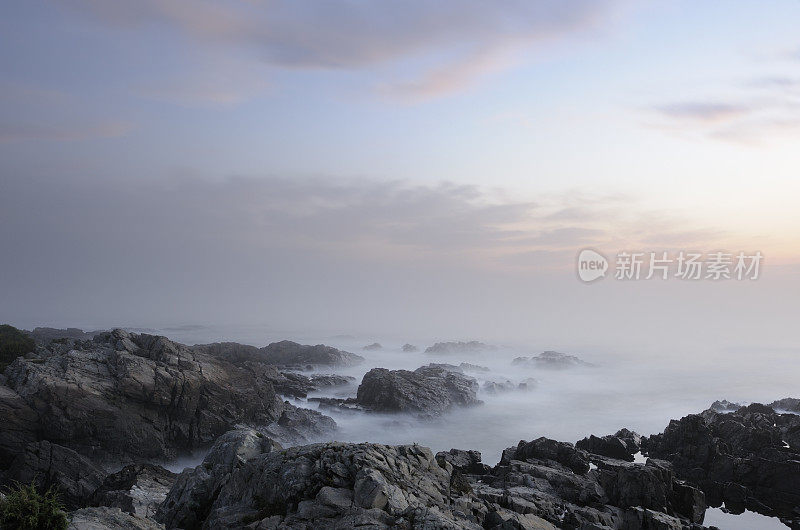 多岩石的海岸线