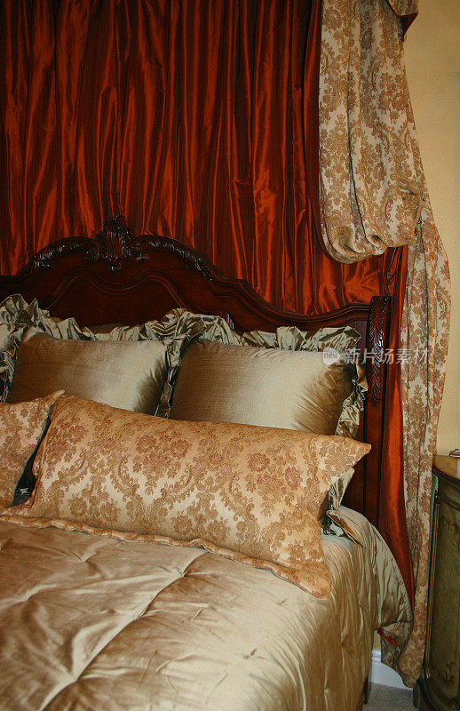 卧室:优雅的床边