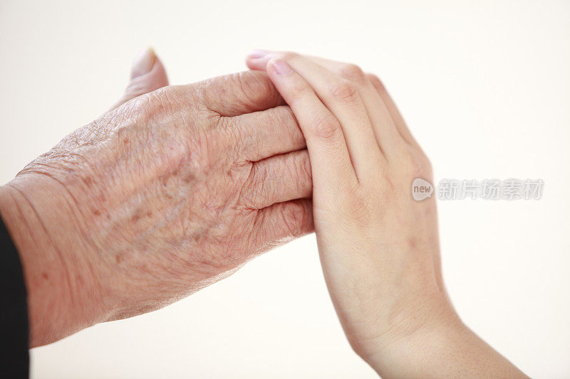 老人和年轻人的手