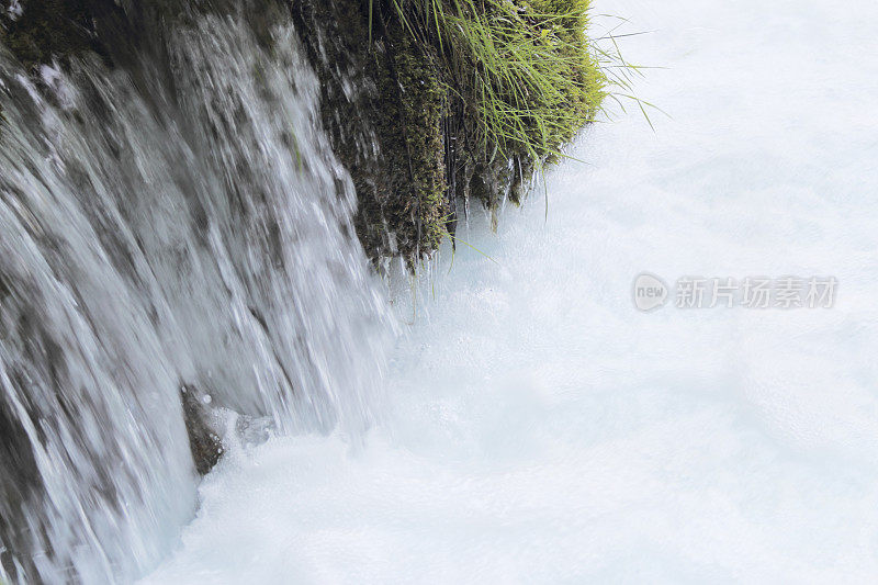 克罗地亚普利特维茨湖的小瀑布般湍急的白色流水