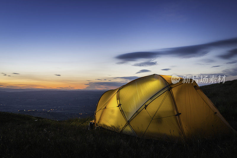 被照亮的帐篷俯瞰日落下的乡村景观