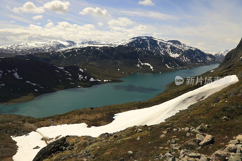 来自挪威贝塞根的Gjende湖和Jotunheimen山