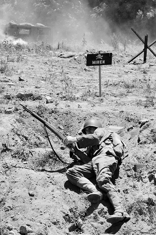 黑白照片的士兵在第二次世界大战战壕
