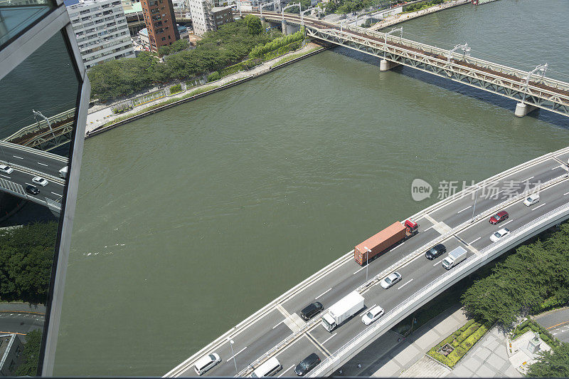 沥青公路附近的河流在城市