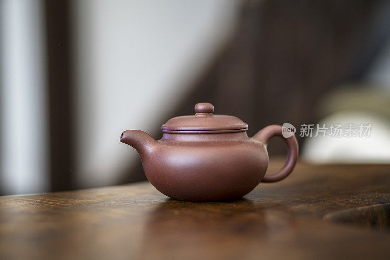 木桌上的中国茶壶