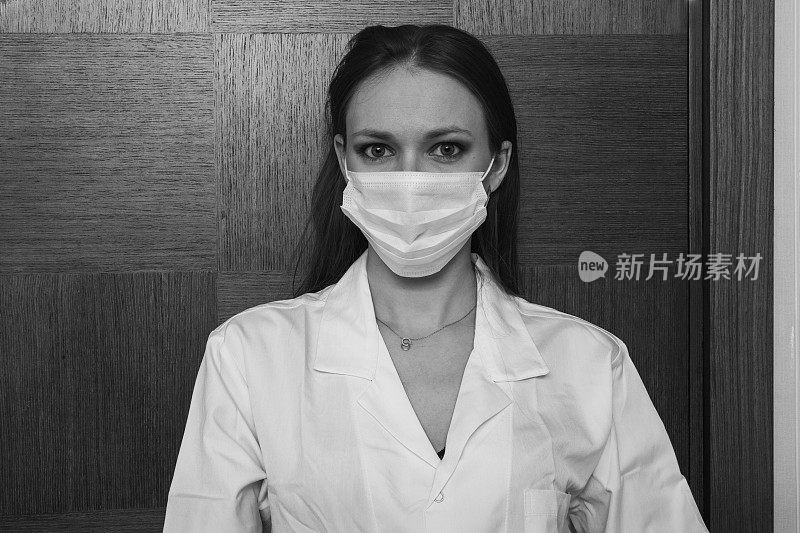 土耳其伊斯坦布尔戴口罩的年轻欧洲女医生
