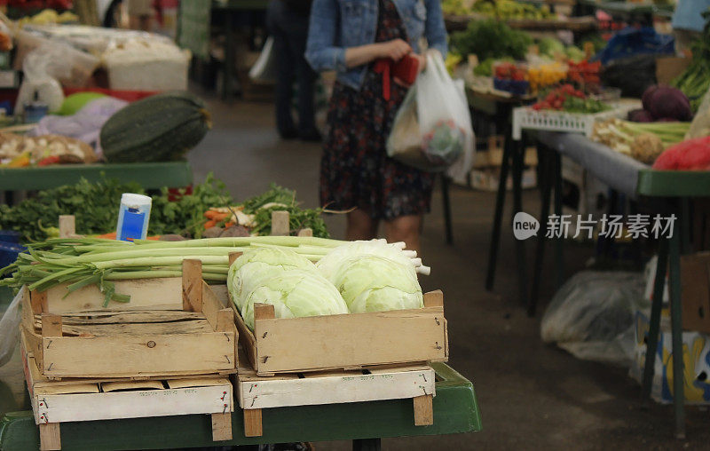 在蔬菜商店购物