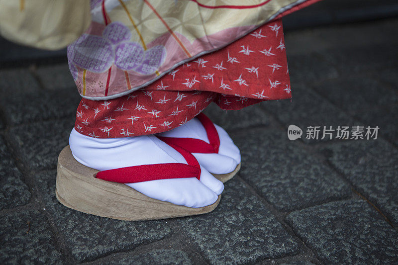 传统的艺妓舞女拖鞋在日本京都