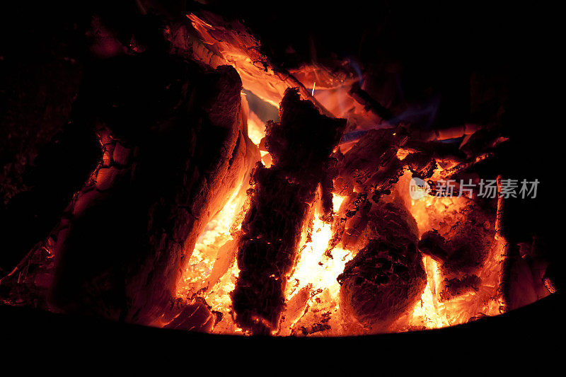 晚上在室外壁炉里烧柴