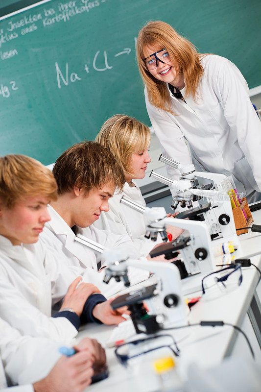 学生在课堂上使用显微镜做实验