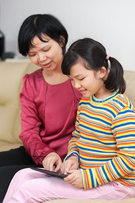 亚洲小孩使用数码平板电脑