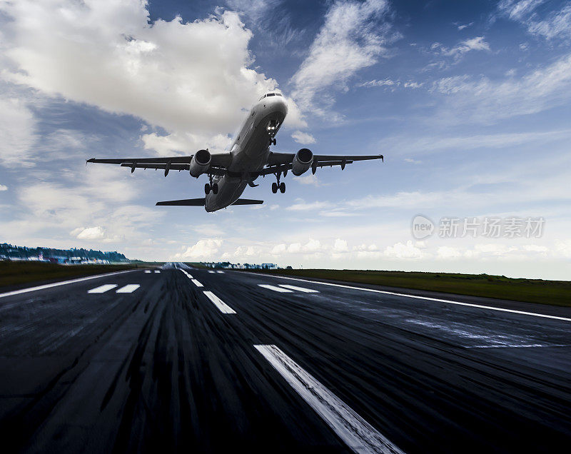 客机在黄昏降落