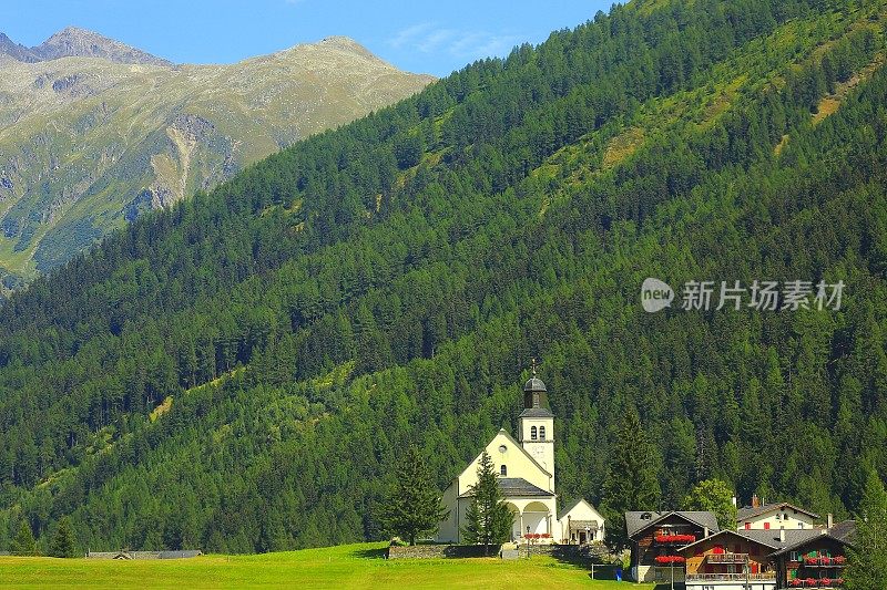 教堂在瑞士阿尔卑斯天堂格施塔德乡间，瑞士阿尔卑斯风景