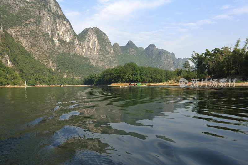 倒影在水中的风景